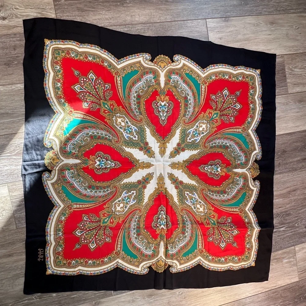 💝CLUB 7 E C H O 100% Silk 35X34 inches scarf excellent condition.